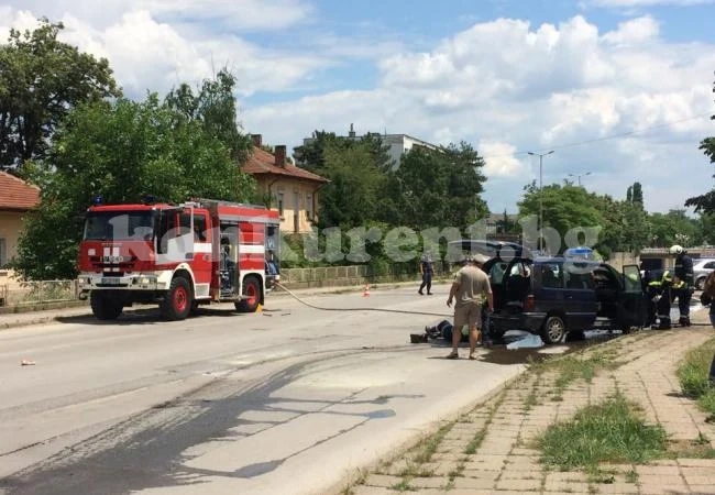 ВИДЕО: Кола се запали във Враца