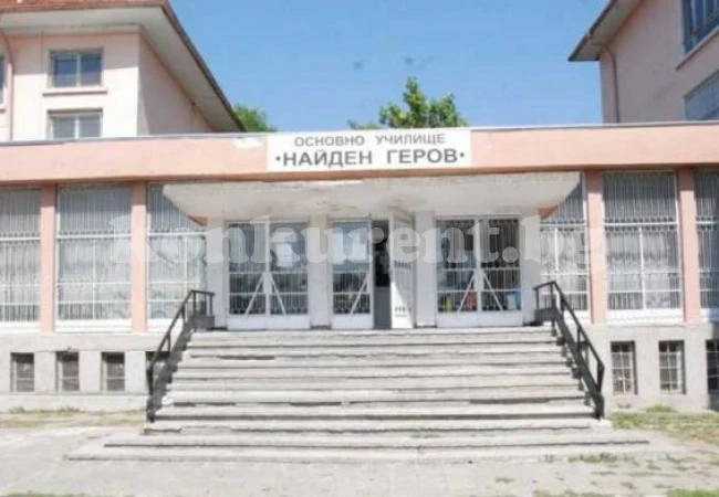 Влюбен отвлече 12-годишна ученичка, тя избяга от сватбата на училище