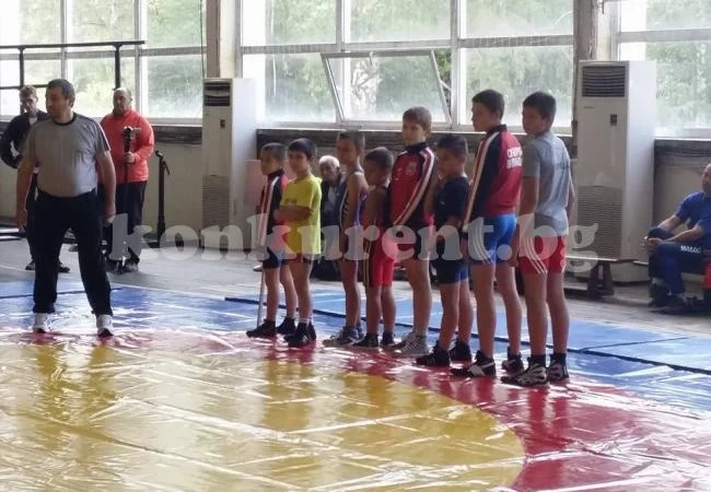 Малки борци се изявиха на турнир в Златица