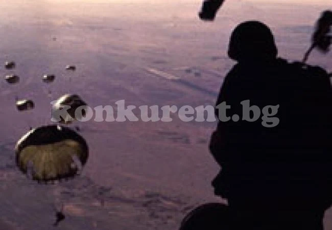 Британски парашутист улови във въздуха свой колега с неотворен парашут