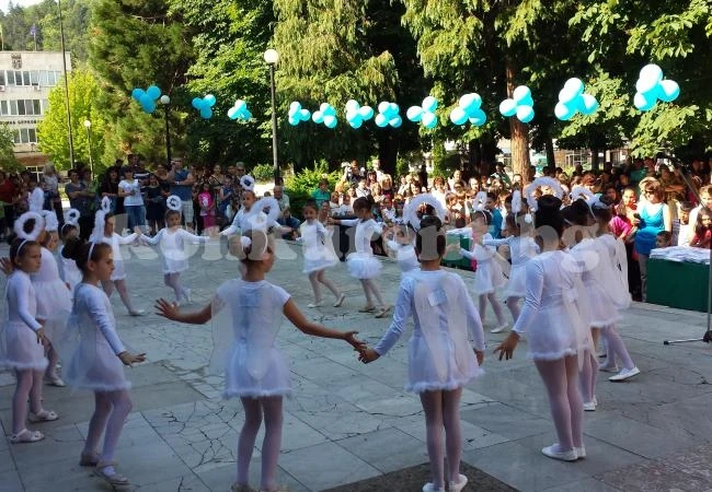 Специален ден събра хиляди отличници