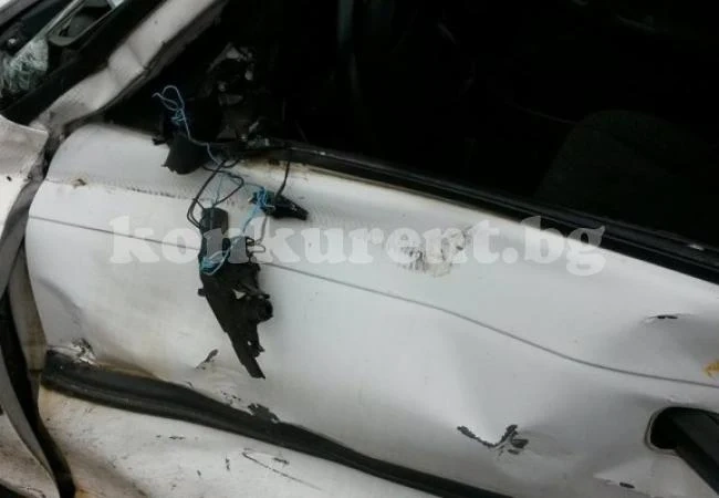 Мъртво пиян се натресе в ограда и дърво край пътя