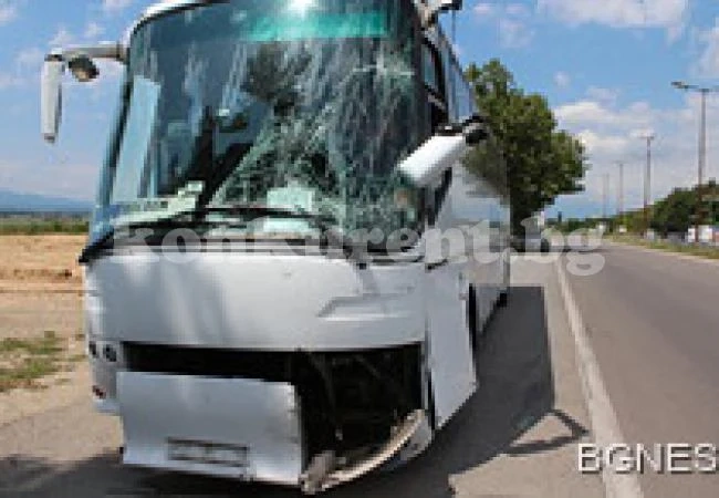 1 загинал и 60 ранени при автобусна катастрофа в Сърбия