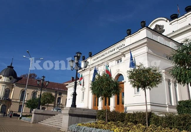 Парламентът помага на КЕВР да отложи с месец скока на тока
