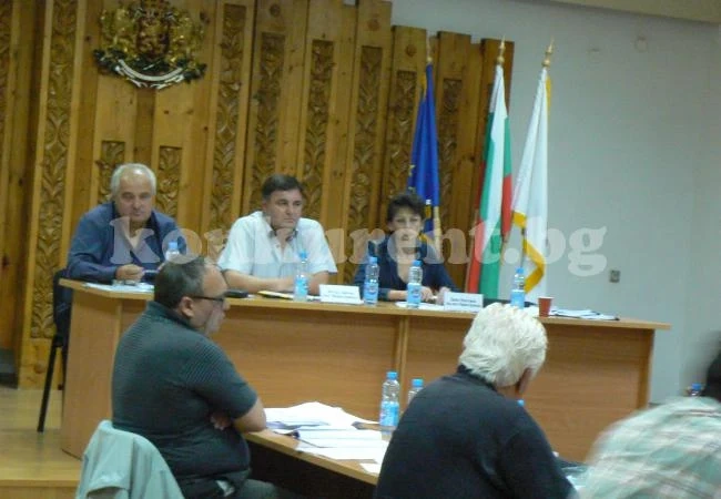 Кмет и съветник се захапаха на сесия
