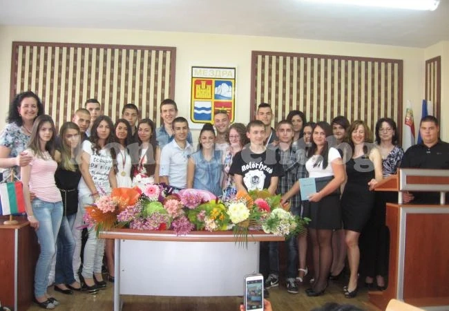 Учениците от СОУ „Иван Вазов“ в Мездра се дипломираха