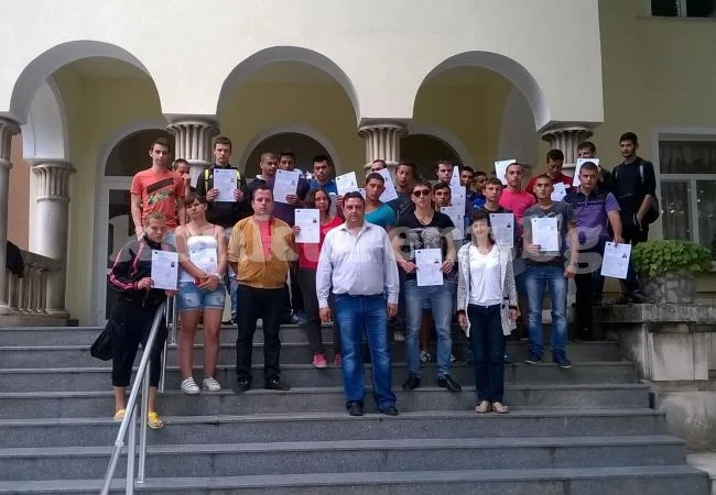 Връчиха сертификати на ученици изкарали курс по професионална практика