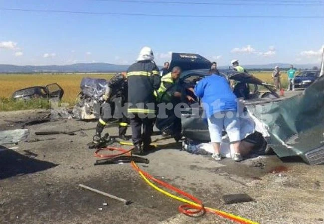 Двама загинаха при катастрофа между 3 автомобила и ТИР