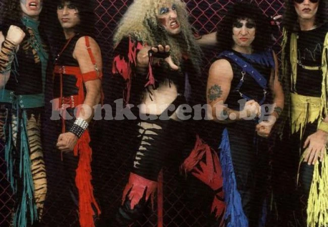 Twisted Sister кацат във Варна с частния си самолет