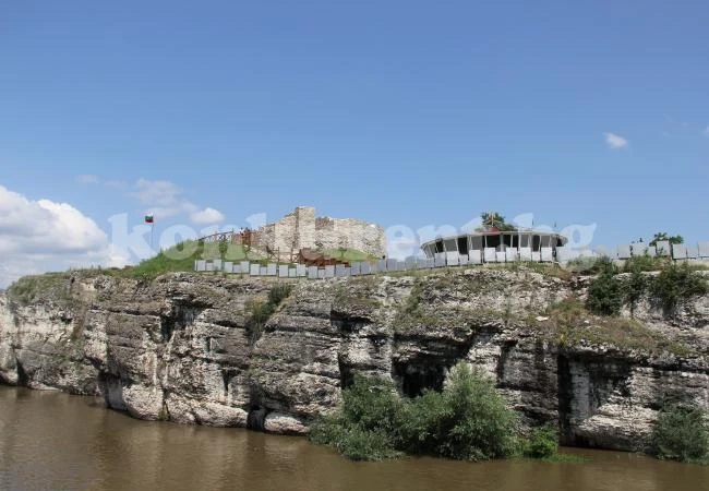 Свлачище замърси  Искър при Мездра