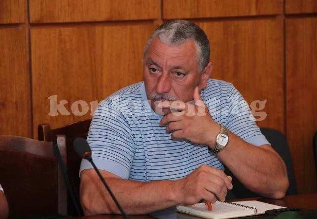 Управникът на Власатица бърка бетон