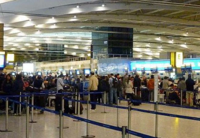Шестима отровени в самолета, който рязко смени курса си към Лондон