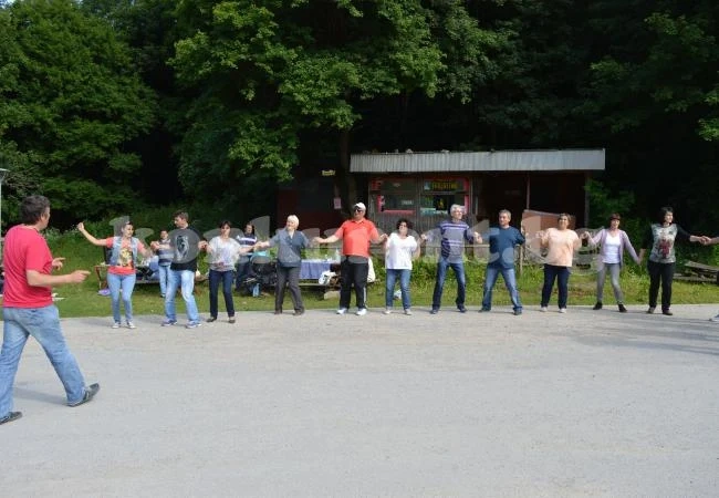 Перничани извиха хоро на Леденика