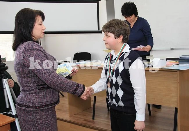 Съветници пращат шестокласник от Враца в Сингапур?