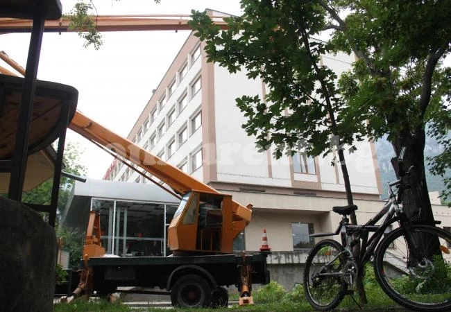 Отстраняват опасни клони в центъра на Враца