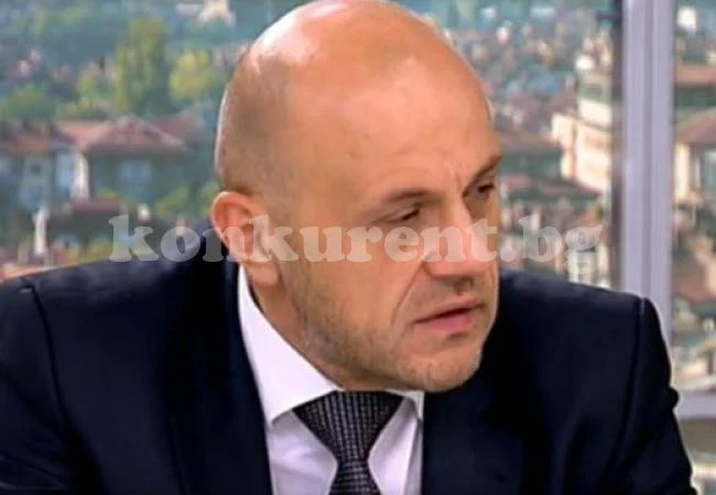 Проверяват кмета с кола за 150 бона