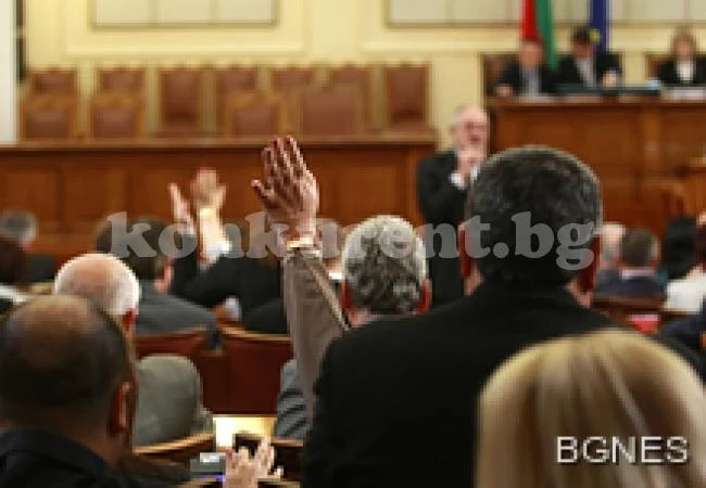 497 сътрудници, наследници на политици, съветват 240 депутати