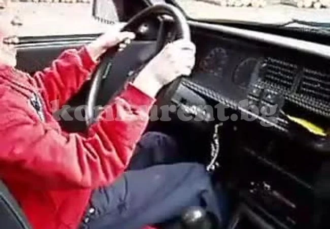 Заловиха 15-годишен зад волана