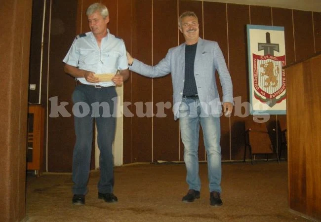 Наградиха полицай, разкрил 10 кражби за месец