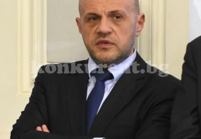 Правителството и бизнесът решиха: Токът няма да поскъпва