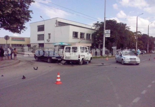 Микробус и мотор се удариха във Враца