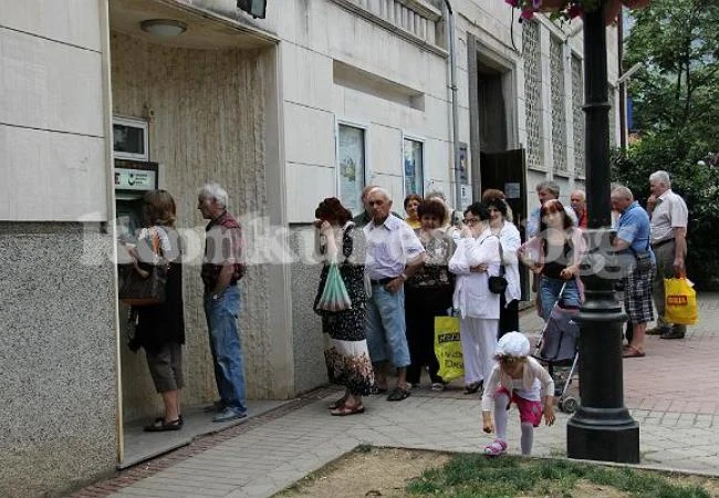 В деня за пенсии: Ченгета атакуват баби и дядовци с 10 000 брошури