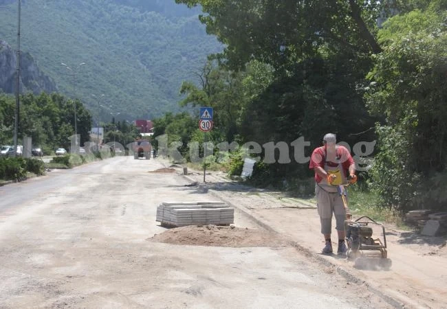 (Видео) Обновяват тротоара по Крайречния булевард