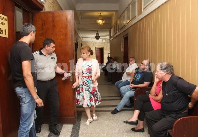 Продължават да разпитват за кредитите на Главестия