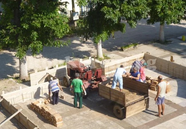 Доброволци градят сцена в Търнава