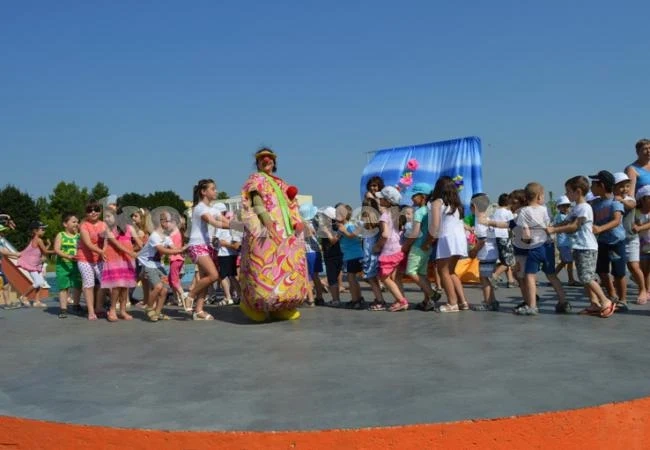 ВИДЕО: Хлапета се забавляваха с театър и рисуване