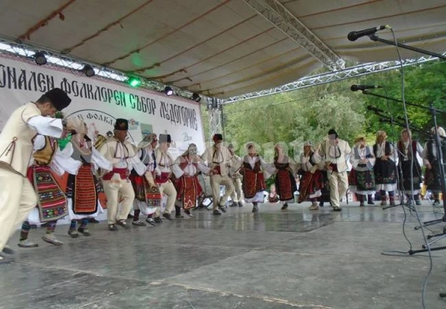 Ансамбъл „Гушанци” представи новата си постановка на събор