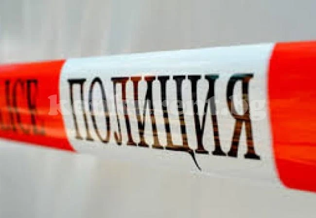 Пиян намушка мъж с нож в Роман