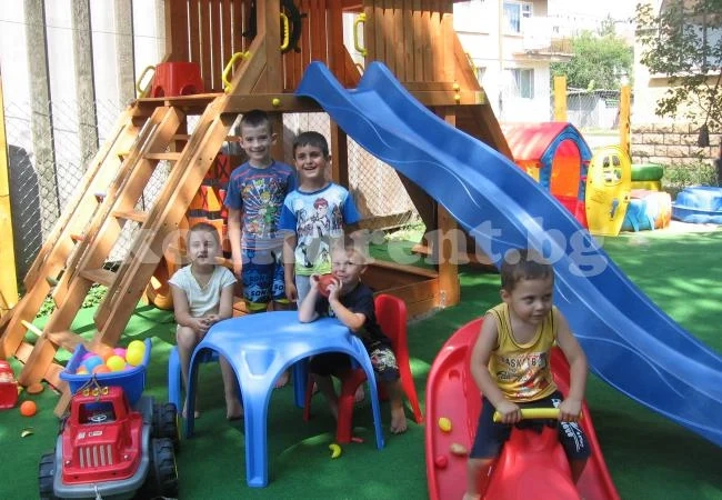 Морски капитан зарадва децата на Мездра с нова площадка