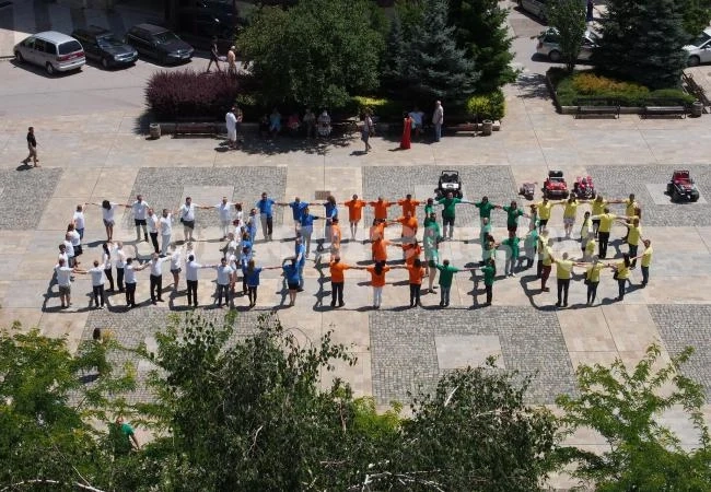 Младежи изписаха МГЕРБ на площада във Враца
