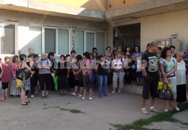 Шивачки от Лом излязоха на протест, живеят 6 месеца без пари