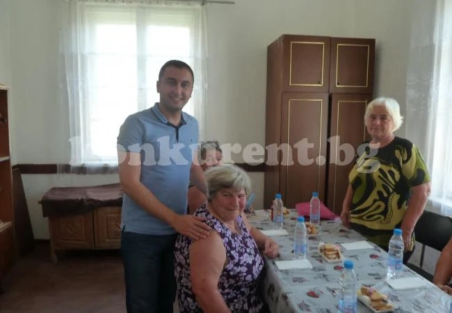 Айхан Етем на раздумка с баби и дядовци от Борованско