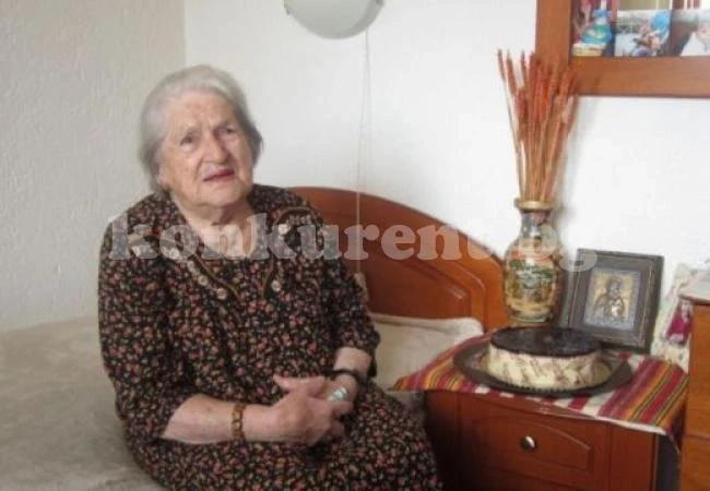 102-годишната баба Рада играе табла и пие мастичка