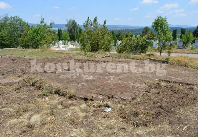 Превръщат паркинг в гробище