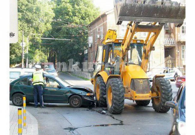 Шофьор се заби в багер, потроши си колата