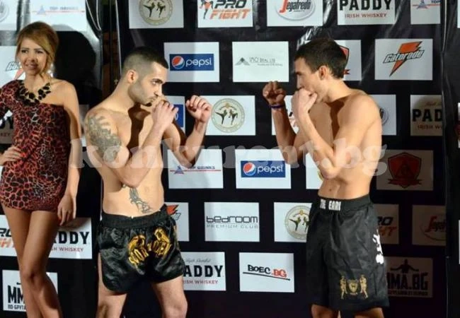 Боец излиза на ринга в шоу от „Maxfight”