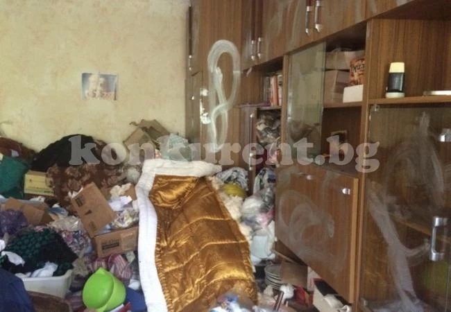Ужас: Вкараха в изолатор майка и дъщерите й, барикадирали се 4 месеца в жилището си 