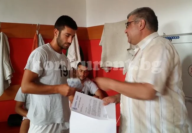 Наградиха играча на Бдин, спасил дете