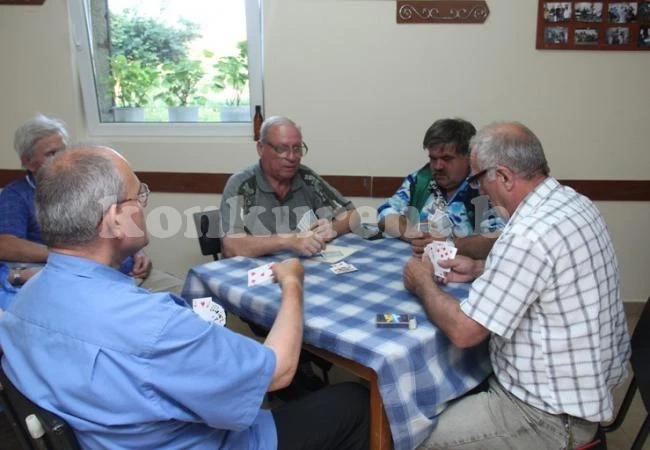 Пенсионери мериха сили на шахмат, карти и табла