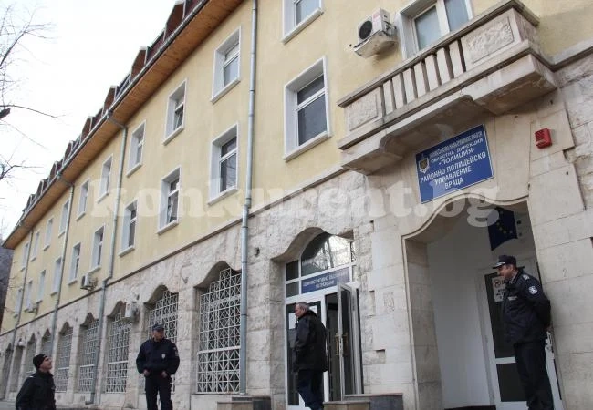 Разследват катастрофа с камион на МВР