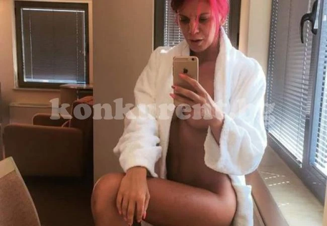 Плейметка изстудява бикините си във фризера в жегата