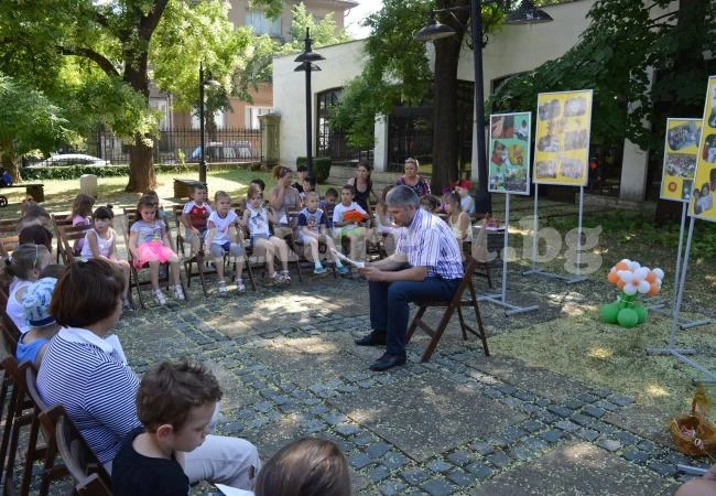 Полицай чете книжки на деца