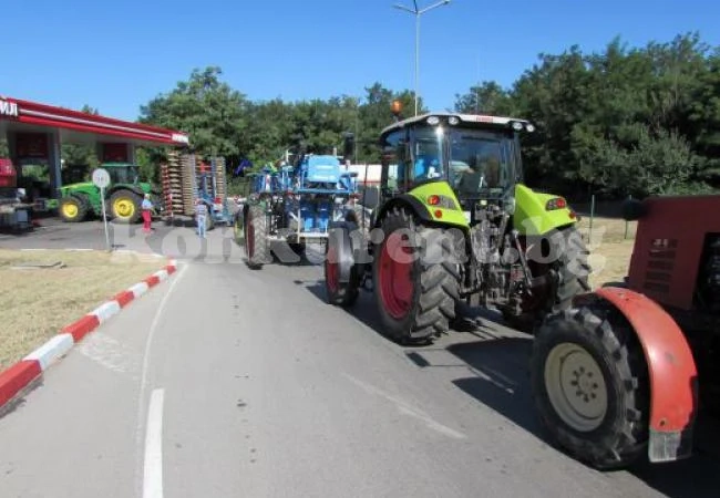 Земеделци блокираха с трактори пътища в цялата страна