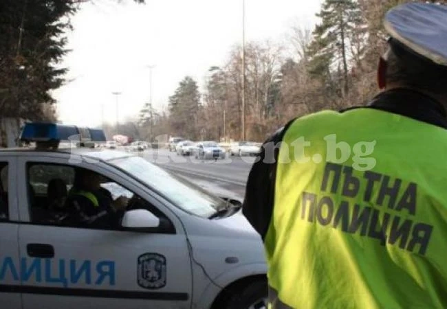 Камион отнесе 3 коли във Враца