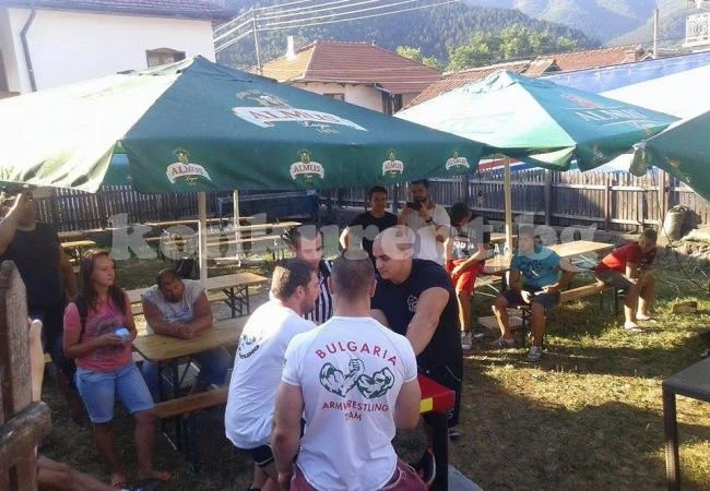 Демонстративен турнир в Чипровци събра асове на канадската борба