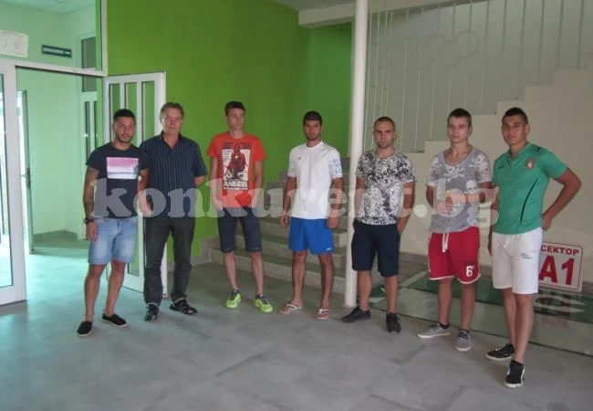 Джамбазки викна на лагера шестима юноши